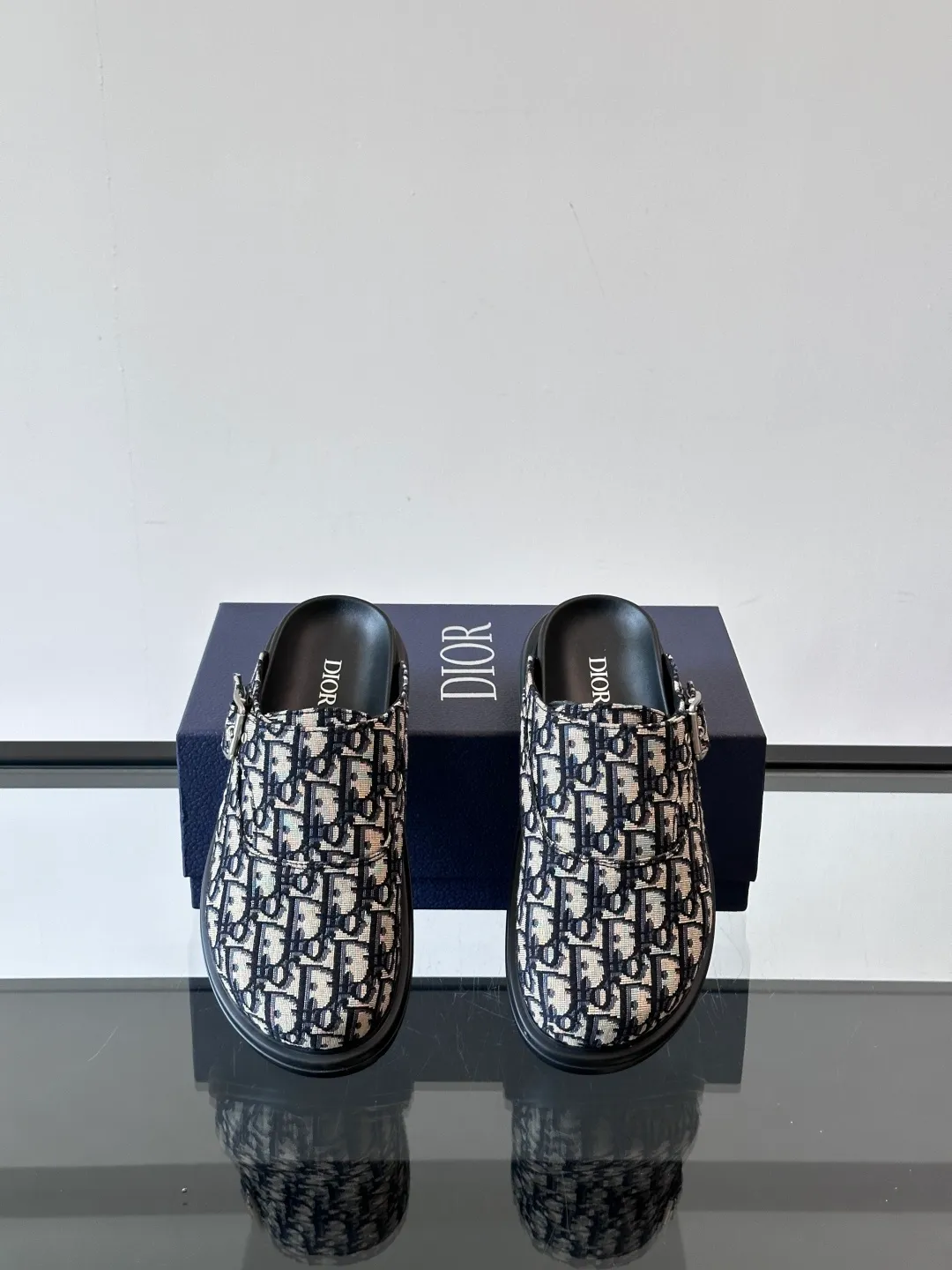 Men's Men's Shoes 💰360 [New Style] 🏃‍♂️🏃‍♂️Dior-Dior's new mules are new. I think the toe-toe mules are really cool for boys. They are Dior's most classic oblique print and are fashionable and comfortable. These Dior Aqua mules combine modern style and classic design. Beige and black Oblique printed fabric upper with adjustable straps and a metal-clad copper alloy Dior buckle for added style. Paired with black leather, rubber and EVA notch soles, they can be easily paired with a variety of casual outfits. size: 38-45 (38.45 customized)